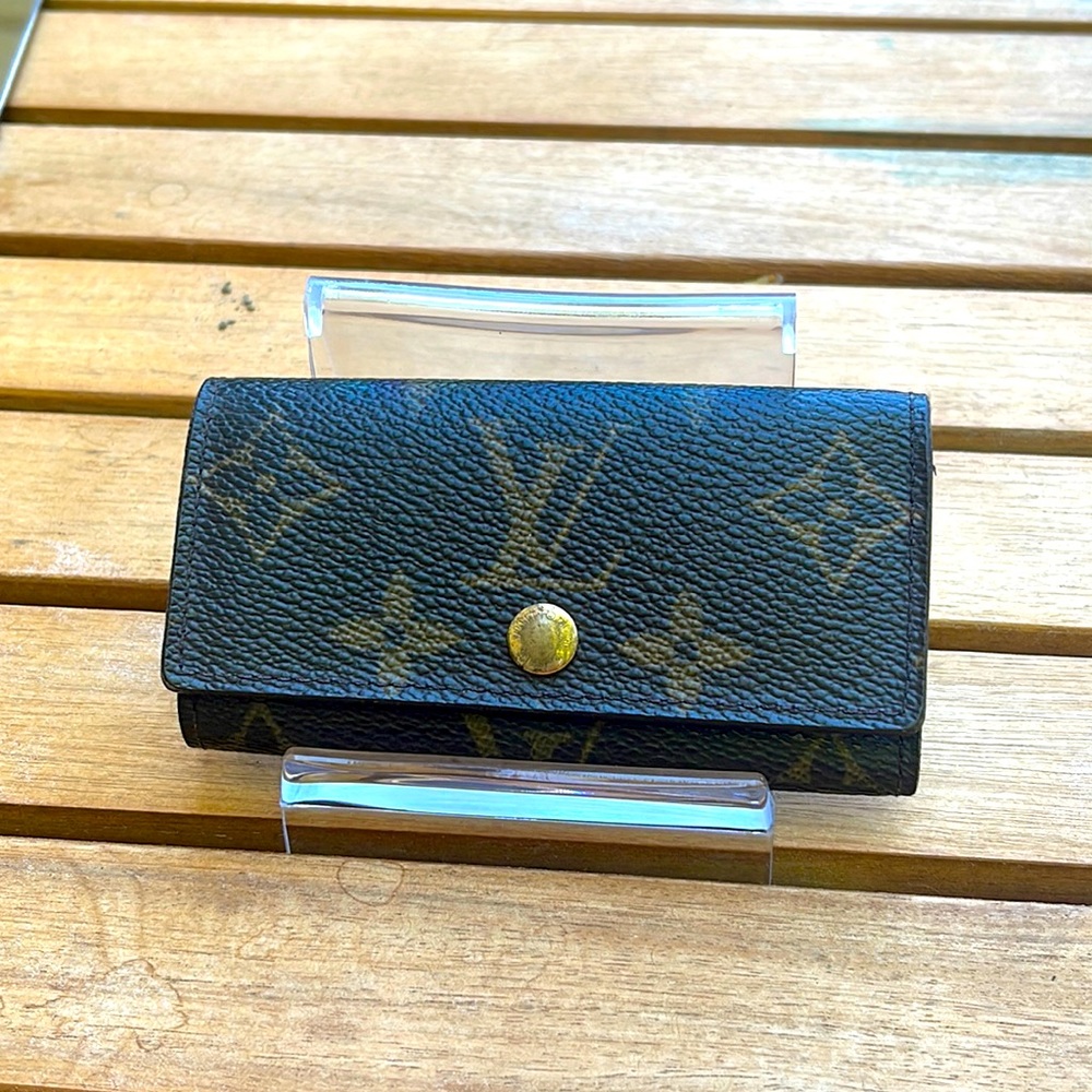 Lv 4-key lmonogram holder. Very good condition. Minor rub inside.